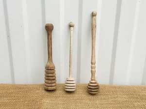 Cuillère à miel en bois pour servir du miel naturel - Product Image 2