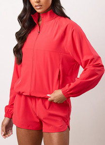 เสื้อแจ็คเก็ตกันลมสำหรับผู้หญิง สีแดง น้ำหนักเบา มีซิปเต็มตัว คอตั้ง แขนเสื้อแบบยางยืด พร้อมกางเกงขาสั้นลำลองเข้าชุด - Product Image 1