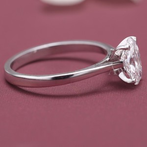 Bague de fiançailles solitaire en diamant taille ovale certifié IGI en or 18 carats - Product Image 5