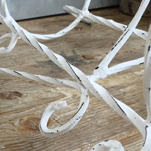 Macetas metálicas con recubrimiento de polvo blanco que brindan excelente soporte estructural, permitiendo que plantas y árboles más grandes crezcan de forma segura. - Product Image 5