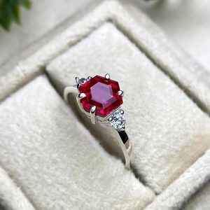 แหวนหมั้นพลอยทับทิมสำหรับผู้หญิง แหวนพลอยสีแดง เงินสเตอร์ลิงหรือทองคำแท้ ของขวัญเครื่องประดับประจำเดือนกรกฎาคม - Product Image 3
