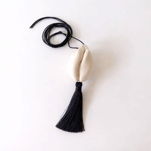 Collier artisanal en coquillages de cauris avec pendentif en coquillage blanc et long pompon noir, bijoux bohèmes - Product Image 4