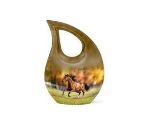 Urna Funeraria de Metal Plateado con Grabado de Carreras de Caballos, en Forma de Lágrima, para Cenizas Humanas de Adultos - Product Image 2