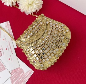 Sac de rangement élégant en or orné de pierres Kundan, pochette tendance avec strass rouges pour soirées, mariages et événements festifs - Product Image 3
