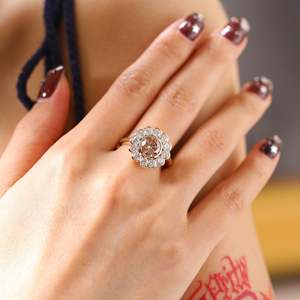 Anillo de Compromiso con Halo Floral y Diamante Cultivado en Laboratorio de Corte Redondo Marrón Claro de 1.5CT, Anillo de Boda con Diamante Champán y Bisel de Oro - Product Image 1