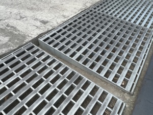 Rampe de trottoir en acier galvanisé - Product Image 3