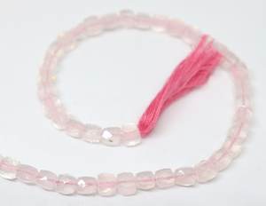 Cuentas facetadas de cuarzo rosa natural, cuentas facetadas 3D de cuarzo rosa de 5-5.5MM, cuentas de cuarzo rosa en forma de caja para la fabricación de joyería al por mayor. - Product Image 2