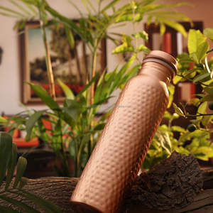 Botella de agua artesanal de cobre con diseño floral esmaltado multicolor y belleza atemporal para uso doméstico e hidratación consciente - Product Image 2