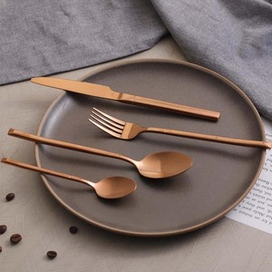 Elegante Juego de Cubiertos Dorados con Acabado Espejo de Alta Calidad, Cubiertos de Metal Resistentes al Óxido para Eventos de Boda - Product Image 2