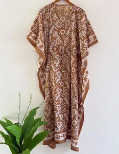 Vestido Kaftán Maxi de Algodón con Estampado de Bloques Marrones de Primera Calidad, Estilo Bohemio con Cuello en V, Manga Corta y Corte Holgado para Usar en Vacaciones - Product Image 3