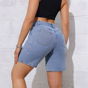 Short en jean bleu clair taille haute avec fermeture boutonnée, style décontracté, coupe classique, finition délavée - Product Image 3