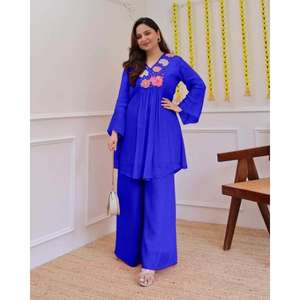 La temporada festiva requiere atuendos que brillen con la misma luminosidad que las celebraciones. Con este conjunto festivo de georgette puro, ¡estás listo para la fiesta! - Product Image 1