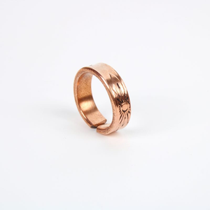 Bague de bien-être en cuivre de qualité supérieure, fabriquée artisanallement – Conception enveloppante confortable et réglable - Product Image 1