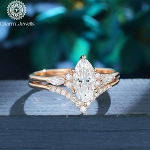 Bague de fiançailles classique pour femme Charm Jewells, trois pierres en moissanite taille coussin, plaqué or 18 carats, sertie à griffes, IGI - Product Image 1