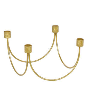 Candelabro de metal dorado con cuatro portavelas cilíndricos y brazo simétrico curvado con elegancia. - Product Image 3