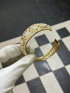 Brazalete de imitación de perlas chapado en rodio para mujer, brazalete de latón con diseño de flores, joyería de boda a la moda - Product Image 3
