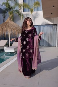 Ensemble tailleur pantalon élégant pour femme en velours peluche avec fil doré, tunique, pantalon évasé, garniture ajourée scintillante et col en V croisé - Product Image 1