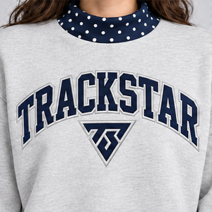 Sudadera de cuello alto gris claro para mujer con ribete de lunares azul oscuro y gráfico universitario, manga larga, estilo casual, personalizada - Product Image 3