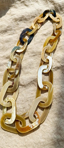 Collier à maillons épais en corne de buffle polie, dégradé brun naturel, bijou statement fait main en corne de buffle naturelle. - Product Image 6