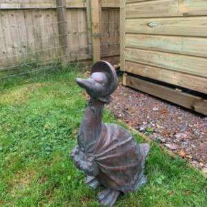 Escultura de Pato de Bronce con Gorro, Adorno Decorativo para Jardín o Patio - Product Image 3