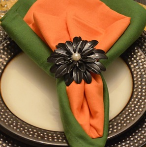 แหวนรองผ้าเช็ดปากโลหะสีดำลายดอกไม้ประดับมุกกลาง ตกแต่งโต๊ะหรูหรา ที่ใส่ผ้าเช็ดปากลายดอกไม้สีดำสุดหรู - Product Image 2