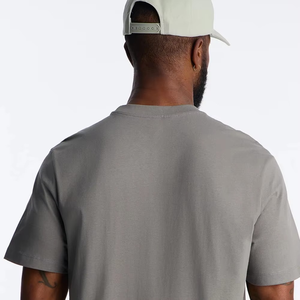 Camiseta de Manga Corta para Hombre, Estilo Urbano Minimalista, Color Gris Humo, con Logotipo Personalizado en el Pecho, Premium, Casual, Corte Relajado, para Uso Diario - Product Image 4