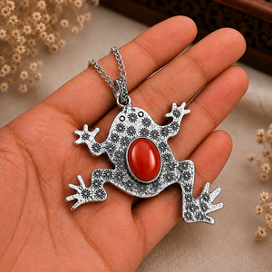 Collier décoratif grenouille en cornaline hydro-synthétique, avec breloque botanique en laiton sertie, plaqué or/argent, unisexe, marque privée - Product Image 2