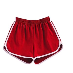 Shorts de sport rouges taille haute pour femmes, en polyester tricoté respirant, coupe régulière, couleur unie, style sportif, OEM en gros - Product Image 1