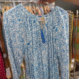 Robe longue en coton Paisley de qualité supérieure, style bohème, à manches longues et col noué, idéale pour l'été, les tenues décontractées, les fêtes à la plage et les occasions de villégiature, avec franges. - Product Image 1