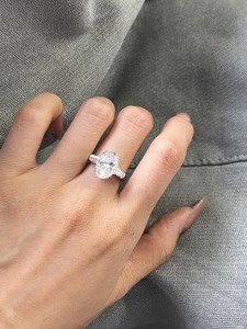 แหวนเพชรทรงรี 3.8 กะรัต เพชรเลี้ยงในห้องปฏิบัติการ ทองคำขาว 14K แหวนหมั้นสามเม็ด สี E ความสะอาด VVS2 พร้อมเพชรทรงบาแกตต์ - Product Image 4