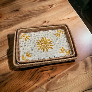 Ensemble de plateaux en rotin avec incrustations de nacre naturelle, faits à la main, pour servir des collations de qualité supérieure et décorer la maison de manière festive - Product Image 1