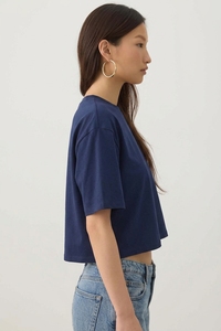 เสื้อครอปท็อปสีกรมท่า ยูนิเซ็กซ์ แขนสั้น คอกลม ทรงปกติ สีพื้น ผ้าเจอร์ซีย์ลำลอง 100% คอตตอน โลโก้ แห้งเร็ว ซักย้อมแบบแอซิดวอช สำหรับฤดูร้อน - Product Image 2