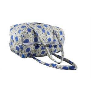 Sac de voyage matelassé vintage en coton biologique fait main, avec deux poignées, couleur unie, fermeture ouverte, idéal pour l'automne - Product Image 5