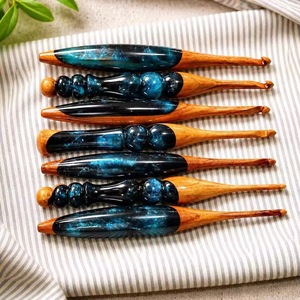 Crochet ergonomique en résine et bois de qualité supérieure avec poignée perlée, prise en main douce, outil artisanal fait main pour le tricot et les projets de bricolage - Product Image 4