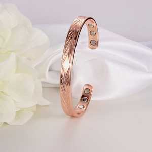 Brazalete Abierto Ajustable de Cobre con Baño de Cobre Antiguo, Diseño Geométrico de Espiga de Trigo, Handforge Global Impex - Product Image 6