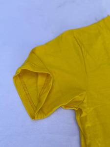 เสื้อยืดแขนสั้นสีเหลืองสำหรับผู้ชาย ยี่ห้อ Harry Johnson ทรงปกติ ผ้าคอตตอนเจอร์ซีย์ คอเสื้อแบบลำลอง พิมพ์ลายดิจิทัลที่หน้าอก - Product Image 5