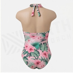 Maillot de bain une pièce rose à fleurs tropicales pour femme avec soutien-gorge push-up et tissu extensible - Product Image 2