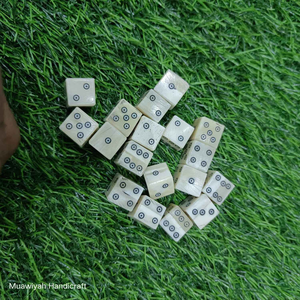Nouvelles dés en os de buffle de conception originale, dés cubiques en os de buffle faits à la main de haute qualité, dés de jeu avec design et taille personnalisables - Product Image 6