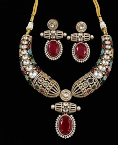 Collier tribal afghan Kuchi avec grandes plaques argentées embossées et grands cabochons en verre rouge - Product Image 4