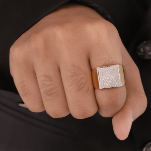 แหวนตราประทับเพชรสำหรับผู้ชายระดับพรีเมียม ประดับด้วยไมโครเพฟเซ็ตติ้ง ชุบทอง - เครื่องประดับชั้นดี - Product Image 4