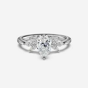 Anillo de Hoja con Diamante Cultivado en Laboratorio en Forma de Pera de 4.5CT, Oro Amarillo de 14K, Personalizado para Novia - Product Image 3