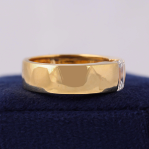 Bague en or jaune 14 carats martelée avec diamant baguette cultivé en laboratoire, design minimaliste de luxe pour mariage, unisexe - Product Image 2