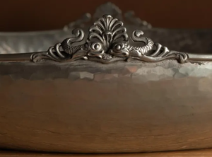 Grand bol en argent martelé, plateau à fruits ovale vintage en métal, récipient décoratif de centre de table, ornement de table orné avec accent crête - Product Image 4