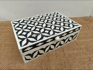 Exquisito joyero de resina hecho a mano con escultura de patrón de madera intrincado recuerdo único para almacenamiento de vacaciones - Product Image 5