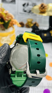 Montre unisexe de luxe avec boîtier rond en argent 925, sertie de diamants Moissanite VVS, cadran jaune et bracelet vert - Product Image 6
