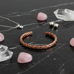 Bracelet manchette torsadé en laiton fait main pour hommes et femmes - Jonc ajustable en fil tressé - Bijou bohème doré rustique, idéal comme cadeau - Product Image 4