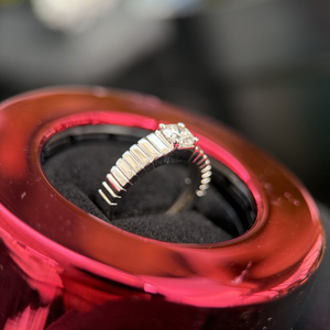 Bague de fiançailles et d'anniversaire solitaire en or blanc 14 carats, 0,50 ct, forme ronde, diamant de laboratoire certifié IGI, avec bande côtelée - Product Image 6