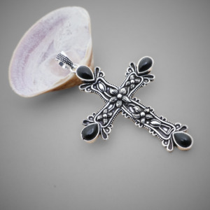 Pendentif croix en onyx plaqué argent – Collier avec pierre précieuse noire – Bijoux de style vintage - Product Image 2