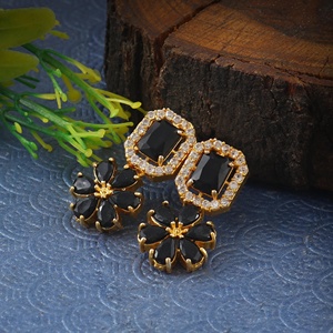 Ensemble collier et boucles d'oreilles Seaila en laiton plaqué or, onyx noir et zircon - Réglable - Design géométrique tendance pour mariage indien - Product Image 5