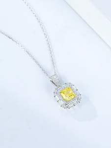 Colgante de Diamante Cultivado en Laboratorio con Certificación IGI, Corte Cojín y Redondo, en Oro, Oro Rosa, Oro Blanco o Plata, Color D-E-F, Claridad VVS-VS, con Cadena - Product Image 3